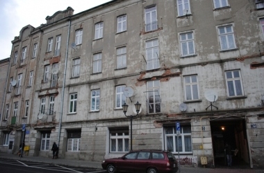 Zdjęcie przedstawia: Kamienica przy Placu Niedpodległości 4 przed remontem 