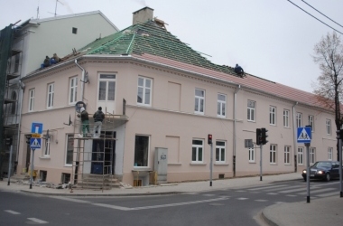 Zdjęcie przedstawia: Kamienice przy ulicy Wojska Polskiego 7 - 9 przed remontem w trakcie remontu