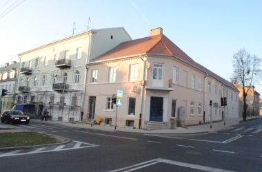 Zdjęcie przedstawia: Kamienice przy ulicy Wojska Polskiego 7 - 9 przed remontem w trakcie remontu