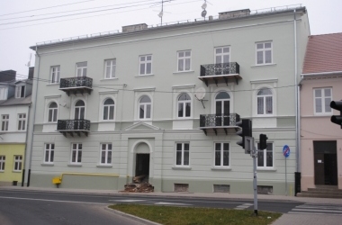 Zdjęcie przedstawia: Kamienice przy ulicy Wojska Polskiego 7 - 9 przed remontem po remoncie